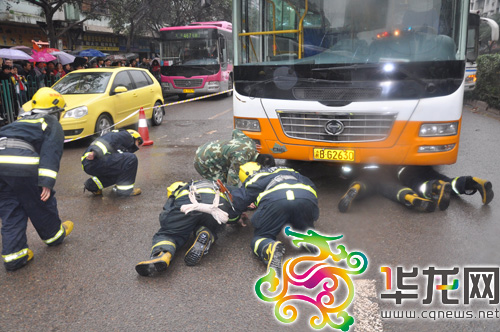 凼公交車站處,兩輛大客車發生追尾交通事故,導致1名老太太當場死亡