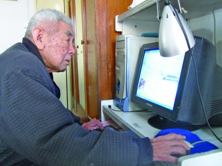 九旬老人开博客爱网聊 电脑给这位老"宅男"添了不少乐子