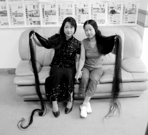 记者多年坚持为长发女王丽娟拍照