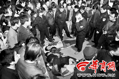 闻听"的哥"被抢百人围斗"劫匪"(图)