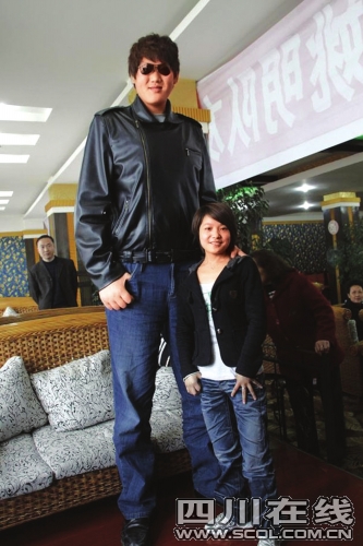 38米 "亚洲第一高人"现身遂宁曾拜刘谦为师学习魔术