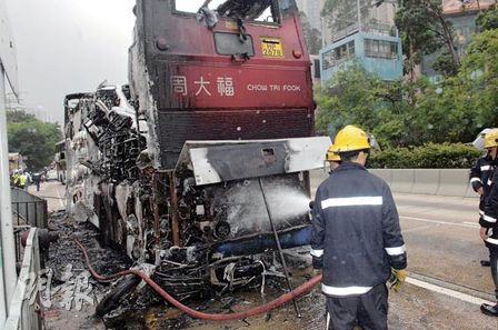 惊险车祸火海生死一瞬间 两英雄3秒成功救人(图)