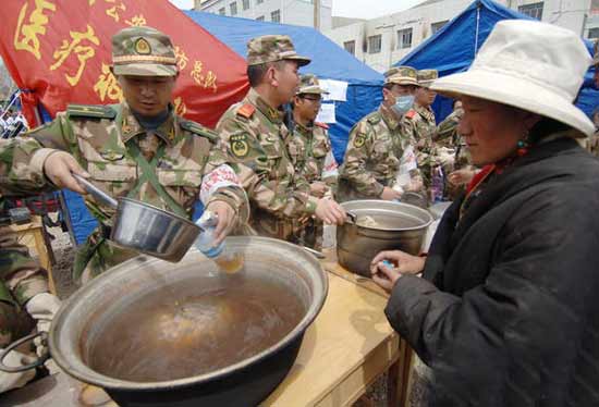 国内新闻 正文 文/图 马云 龙新建 玉树地震发生3天来,援救工作