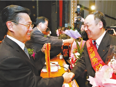 兰兰通讯员胡文辉)昨日,武汉剧院锣鼓喧天,鲜红的绶带和金灿灿的奖牌