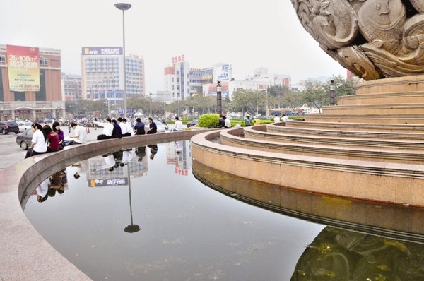 泉州:丰泽广场"九龙球"喷水池 淹死一残疾流浪汉