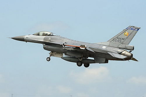 台军封锁嘉义基地f16战机空中漏油消息组图