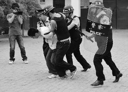 降服校园"歹徒"