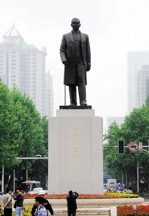 孙中山铜像重新矗立南京新街口