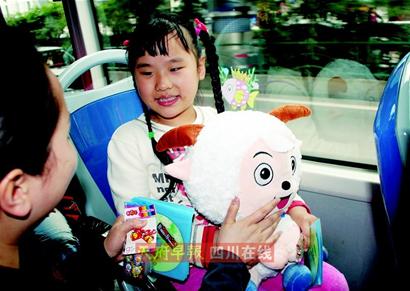 喜羊羊"开车"公交"变身"儿童乐园