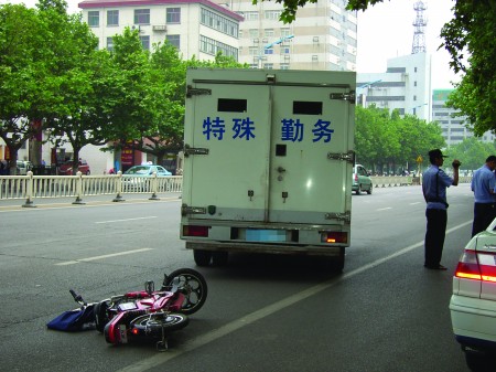 銀行運鈔車颳倒電動車後無人下車扶人只循規不施救惹傷者質疑