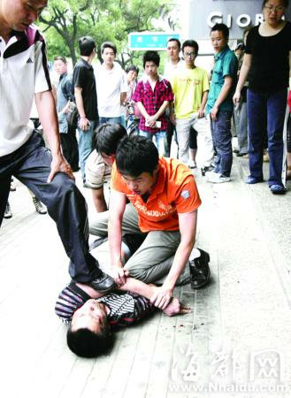 福州:便衣警察预伏守候 当街摁倒假发票贩子