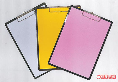 审吴淑珍像踢足球 举红黄白牌提示吴身体状况