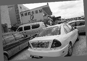 天诚巴士保安员欲挥拳打记者(视频截图)本报记者易芬摄影报道 20多家