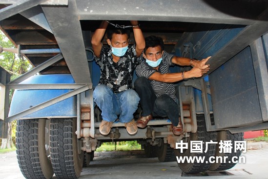 深圳皇岗边检站查获藏匿货车底偷渡越南人蛇