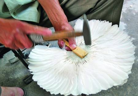 小小羽毛扇赚大钱 传统手工艺制作羽毛扇成了靳庄村民的祖传"饭碗"