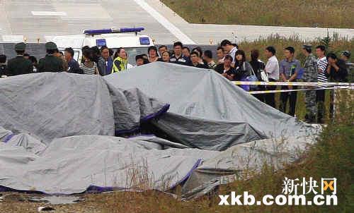 伊春空难家属残骸前悼念亲人