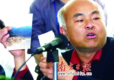 2004年,吴立民拿着自己走访污染河流拍摄的照片质询政府相关部门.