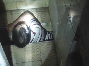 有人喝醉酒撞车13辆,有人喝醉酒翻车睡大觉,有人喝醉酒掉进厕所里