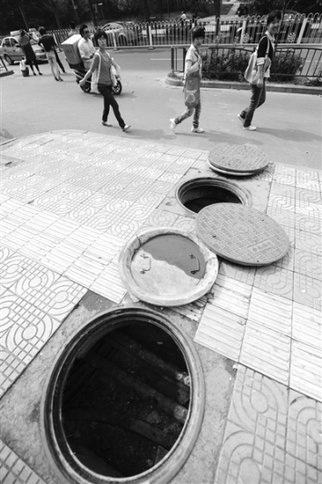 安徽合肥窨井发生爆炸多个窨井盖被炸飞