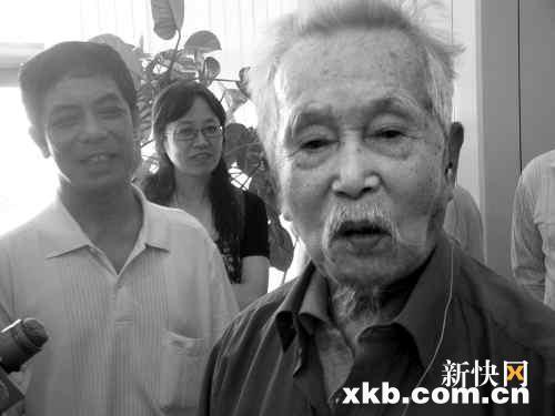 其子邝明介绍,父亲养生秘诀就是喜欢运动,大半生始终每天坚持练拳健身