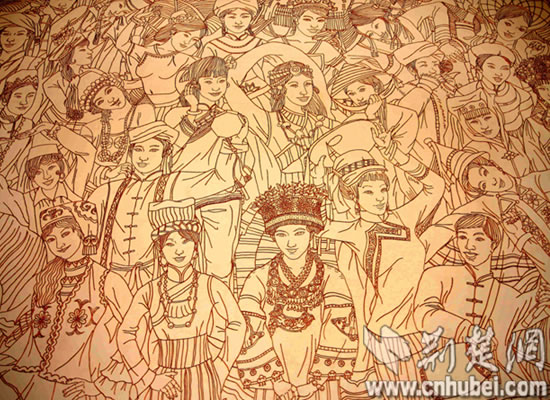 巨幅壁画《56个民族一家亲》亮相中南民族大学