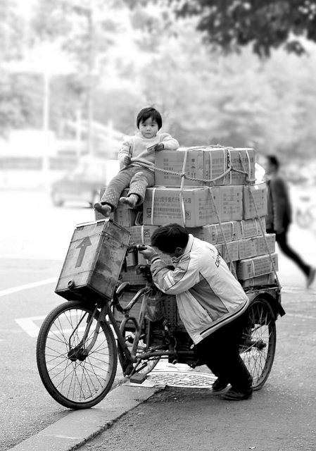 4岁女童因母亲离家出走2年间坐父亲三轮车(图)