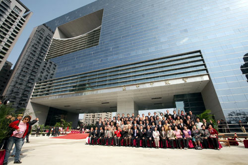 图:台中市议会大楼落成 议员合照如"毕业照"