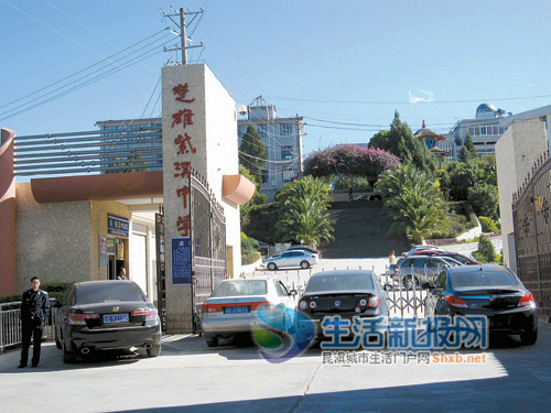 楚雄校园血案 家属跪地堵门讨说法