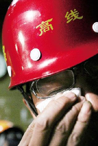 高速线材厂的安全员付师傅流下了眼泪 本版摄/记者林晖