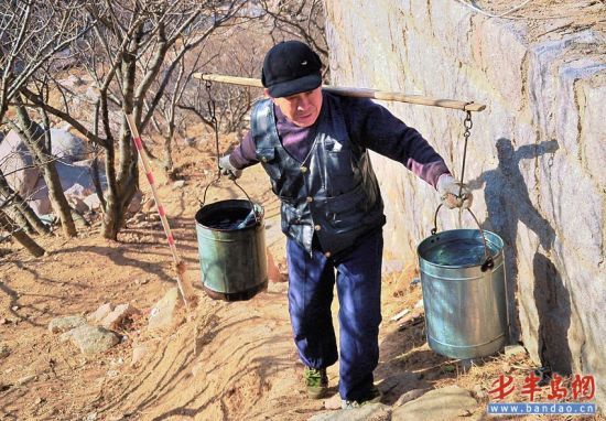 山东崂山三个社区水管冻住 居民山沟里凿冰挑水