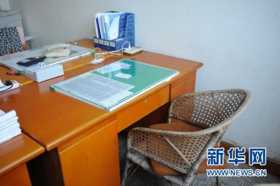 这是2月17日拍摄的江西鄱阳县财政局原经济建设股股长李华波的办公座位。新华社记者　周密　摄