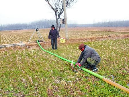 王周庄的村民正在用机井灌溉