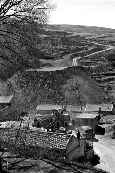 宁武县薛家洼乡宽沟村后(鲁能晋北铝业宽草坪矿区)的采矿点.新华社发