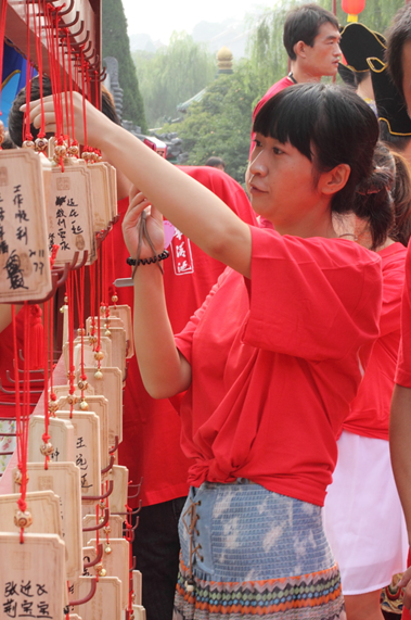 情侣们挂上了祈福和许愿的誓言 图/吴宁