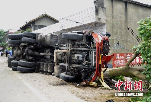 四川內江載20噸危險化學品車輛發生側翻