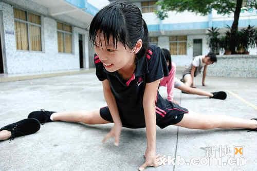 毽球专用鞋比自己平时穿的鞋大不少,肥很多.■凌空发球.