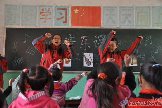 图片说明:音乐课上师生互动