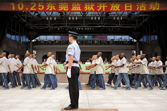 阚淼,刘洪群摄影报道:"爸"……"爸"……,25日,在广东省东莞监狱九监区