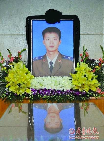 (资料片)   本报特派记者 李岩侠 刘德峰    ■"除了救人这事,平时俺