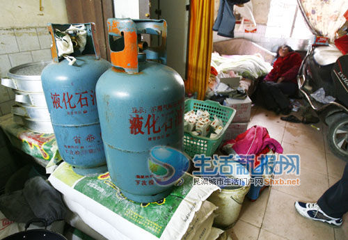 疑液化气中毒 一家三口死亡