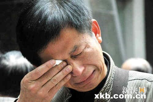 宣判结束后,陈周佳的父亲步出法庭,满脸悲伤.孟祝斌/摄