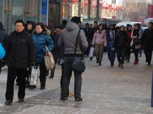 沈阳商业街人群熙攘 寒冬"难敌"购物热