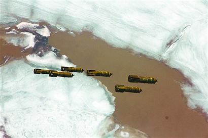 3月20日,空军航空兵某部战机在黄河内蒙古段凌汛区投下炸弹.