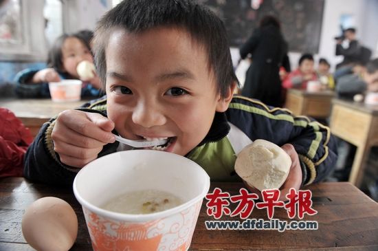 昨日,贵州八步镇中心小学一年级(1)班教室里,一个孩子开心地吃着绿豆