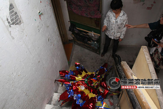 开门发现门口堆着花圈纸钱 "玩笑太过了"[视]