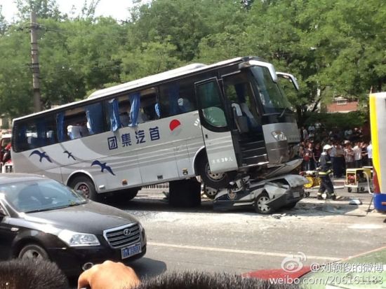 目擊者稱北京警車對摺車禍因高速撞擊所致