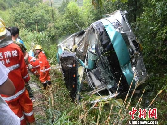 深圳旅游大巴在广西桂林翻车致1死37伤|大巴翻车|车祸|交通事故_新浪