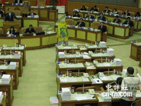 新北市议会民进党团总质询,市议员张瑞山(右下)质询市长朱立伦(左上).