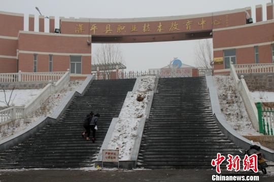 10日下午,河北滦平县职教中心汇英中学发生一起学生之间打群架事件