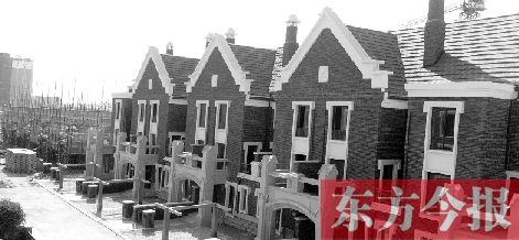 4月11日,记者在夏邑县南环中路与长寿西路东北角的英伦首府小区看到